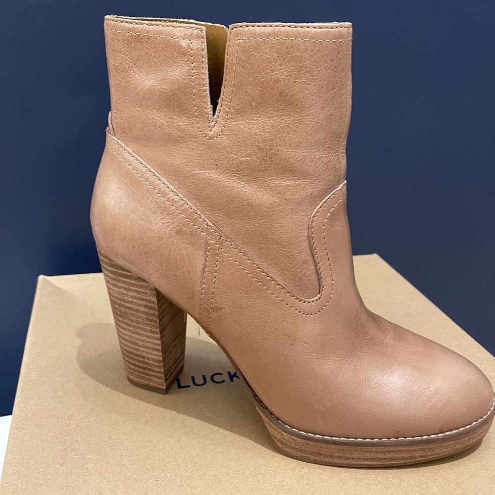 BRAND NEW Lucky Brand Quintei Boot 9.5 Macaroon leather